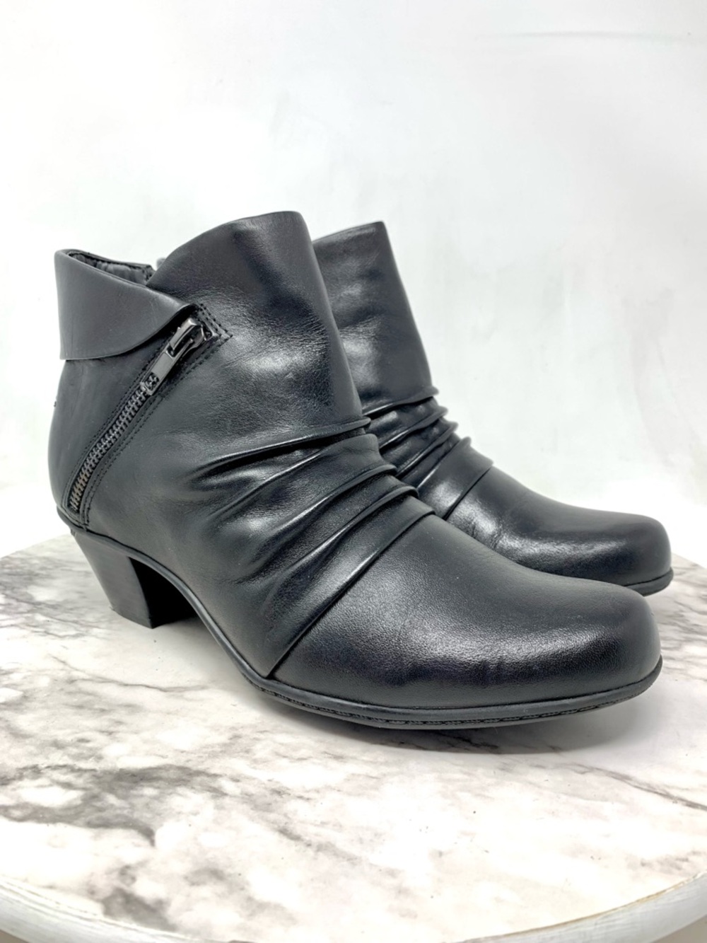 Earth Pegasus Ruched Cuffed Black Leather Zip Detail Ankle Booties 7.5 Comfort